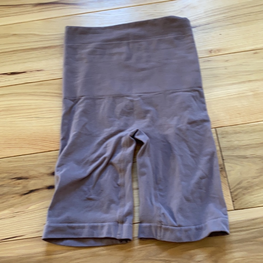 SKIMS SCULPTING SHORT ABOVE THE KNEE - Picture 2 of 4